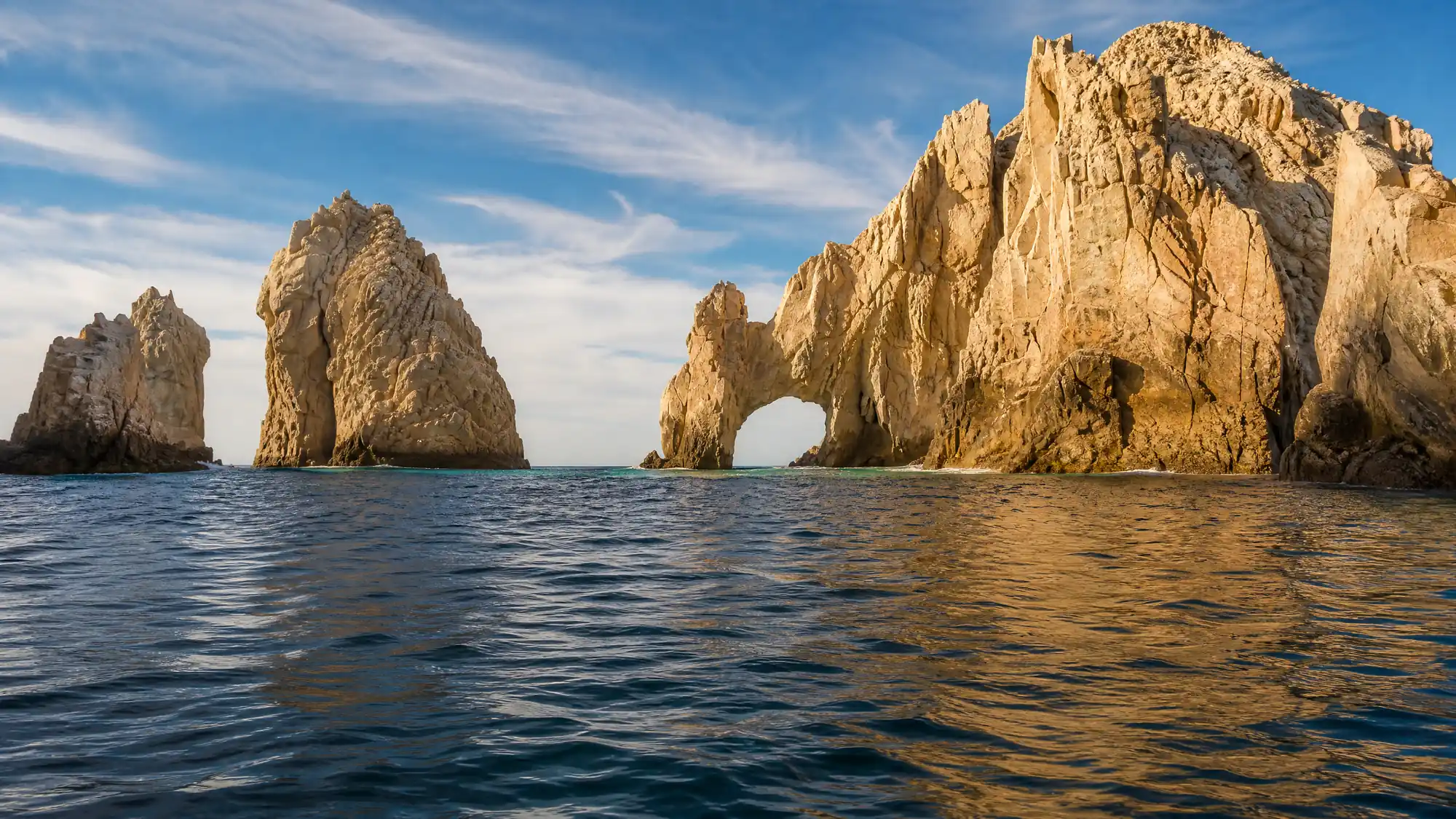 Une arche naturelle en granit à la pointe sud de la péninsule de Basse-Californie. Rejoignez-la en water-taxi, en kayak ou en catamaran depuis la marina principale.